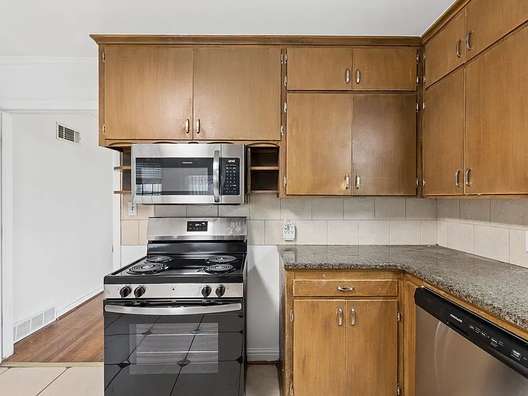1108 Larchmont Ln — Photo 17