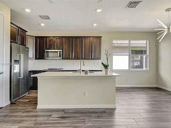4th image of 4729 Greenway Dr