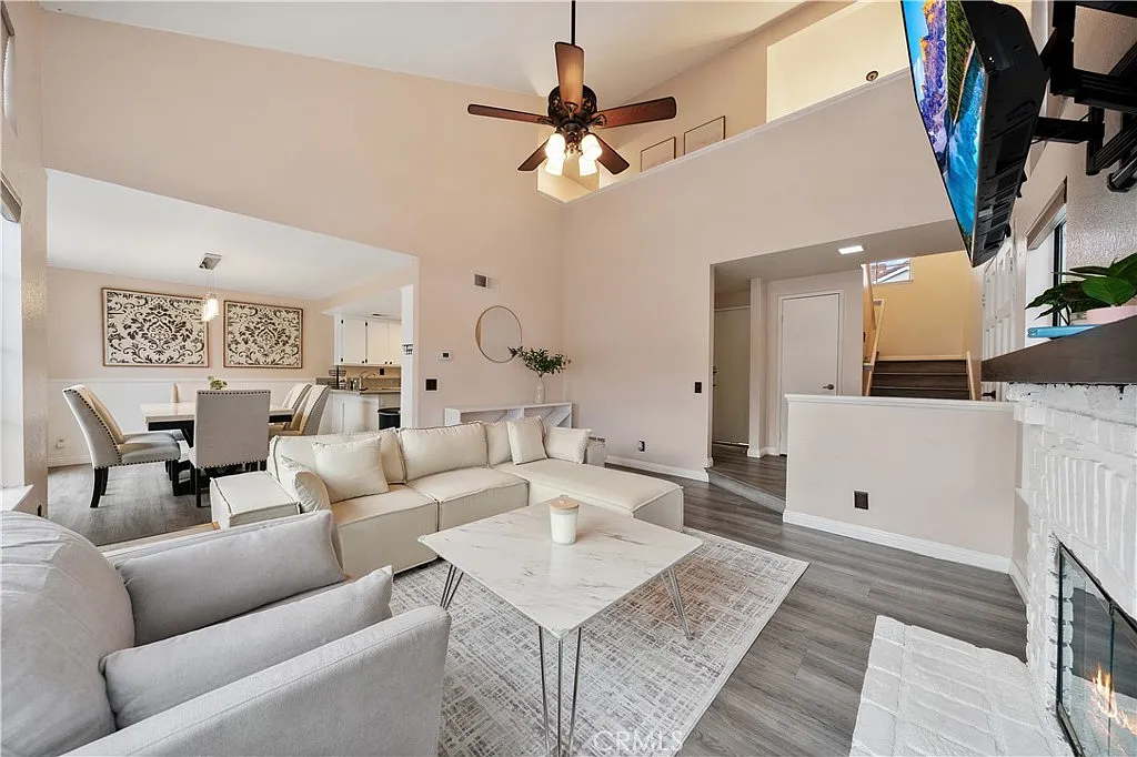 3 bed, 2.5 bath, 1325 sqft, $5,500 — Photo 3