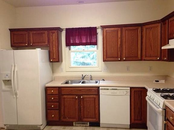 kitchen w/pantry, gas stove-top/oven, D/W, double door fridg