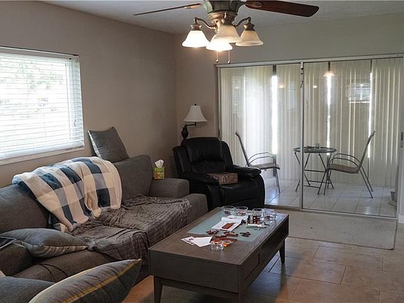 4th image of 2100 Barkeley LN #1