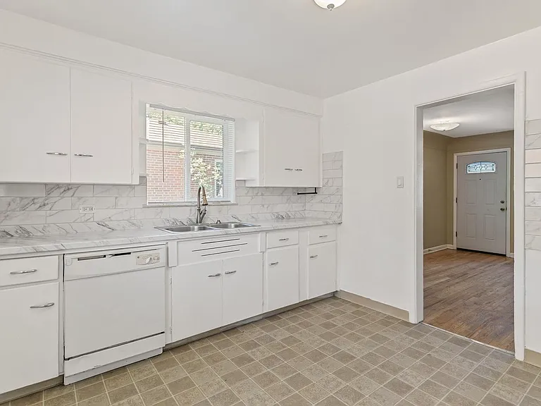2630 S York St — Photo 8
