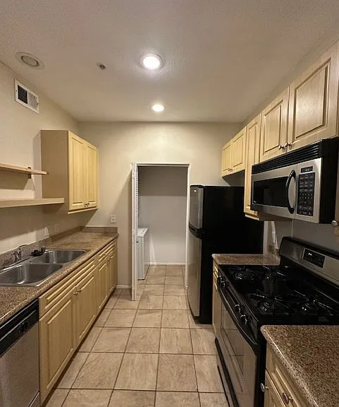 2409 Watermarke Pl — Photo 2