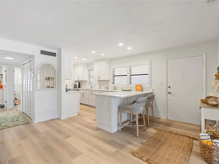 1910 Gulf Shore Blvd N #204 — Photo 5