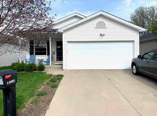 8 Fetzer Dr, Bloomington, IL 61704