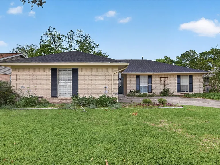 12818 Westella Dr — Photo 2
