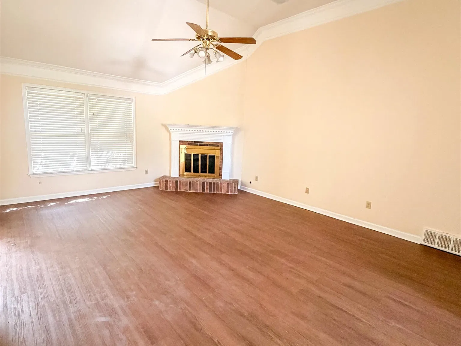 3 bed, 2.0 bath, 2151 sqft, $2,300 — Photo 2