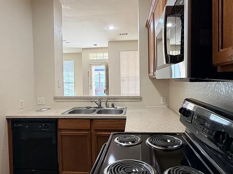 2205 Stoneleigh Pl — Photo 18