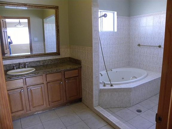 2nd image of 944 Westchester Pl
