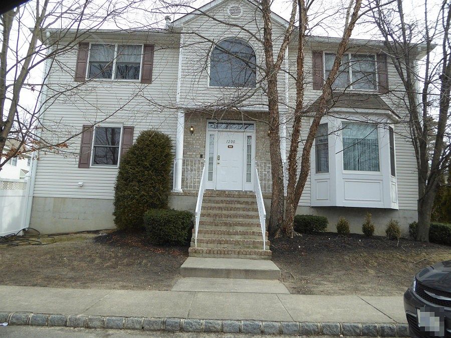 1st image of 1200 Twin Oaks Dr