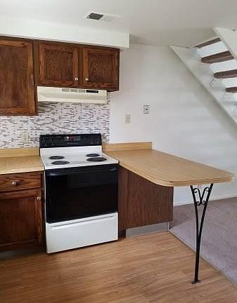 5th image of 17 Concord Ct N #17
