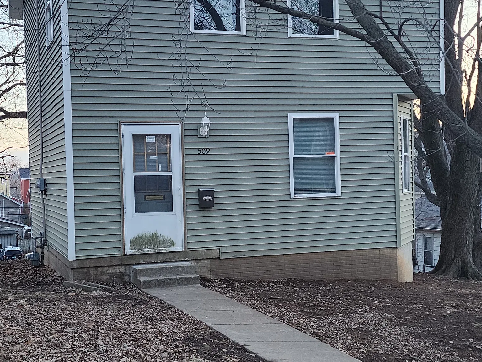 3 bed, 1056 sqft, $1,100 — Photo 1