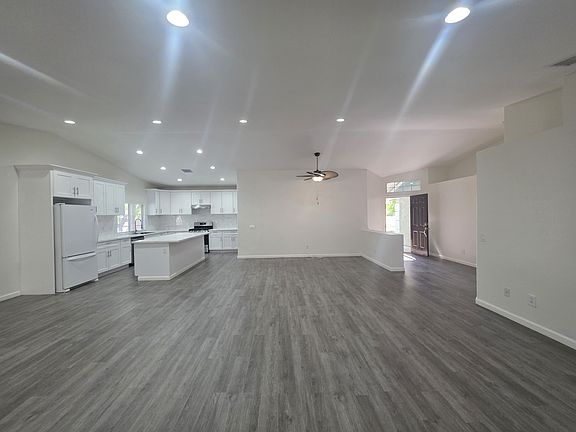 3rd image of 79250 Desert Stream Dr