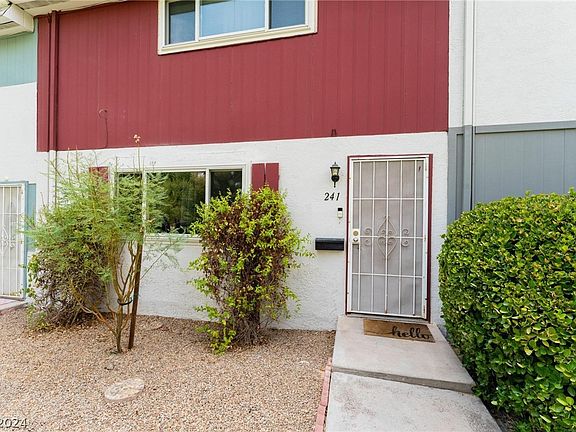 4th image of 241 Greenbriar Townhouse Way