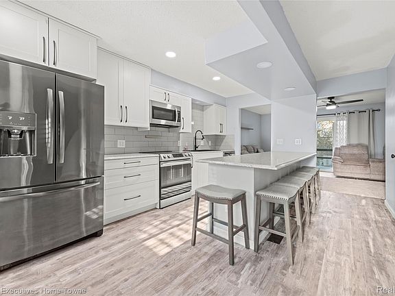 2nd image of 2636 Keewahdin Rd APT 10