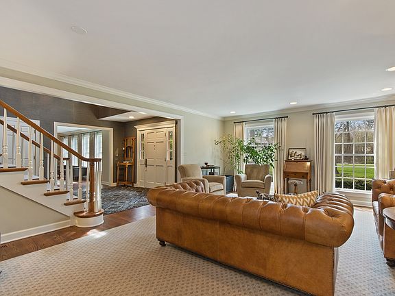 4th image of 921 Hawthorne Pl