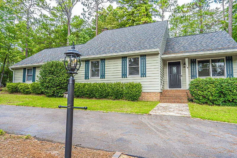 3 bed, 2.5 bath, 2500 sqft, $2,400 — Photo 2