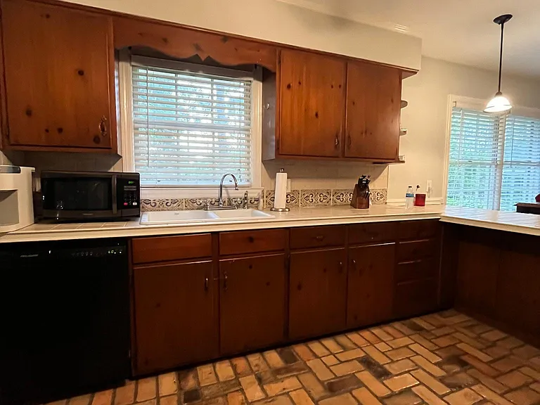 2104 Robinhood Rd — Photo 2