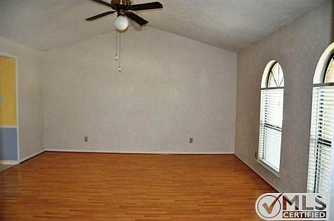 4th image of 303 Willow Springs Dr