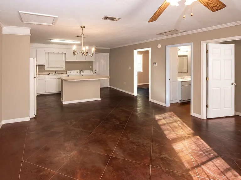 215 Hartfield Rd — Photo 3
