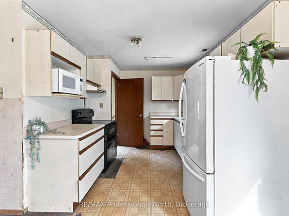3rd image of 23 Vintage Cres