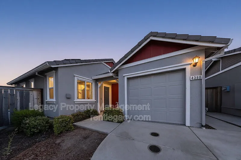 2 bed, 1.0 bath, 891 sqft, $1,995 — Photo 2