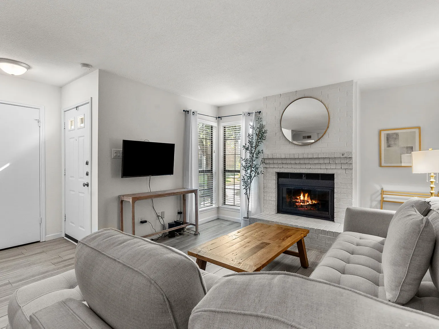 2 bed, 1098 sqft, $2,250 — Photo 2