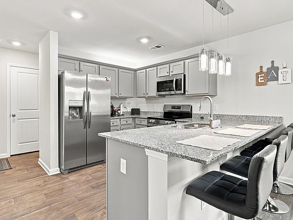 4th image of 106 Myers Ln