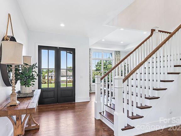 4th image of 98 Drummond Cir