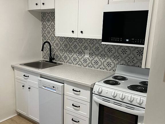 3rd image of 146 Bleecker Ave