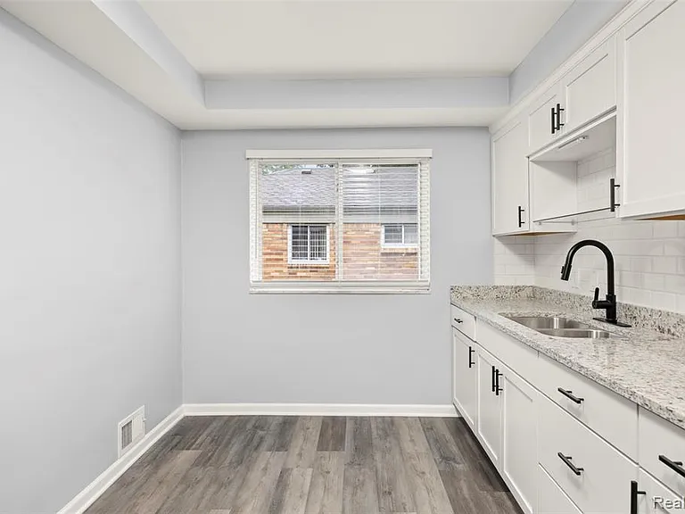 24270 Scotia Rd — Photo 9