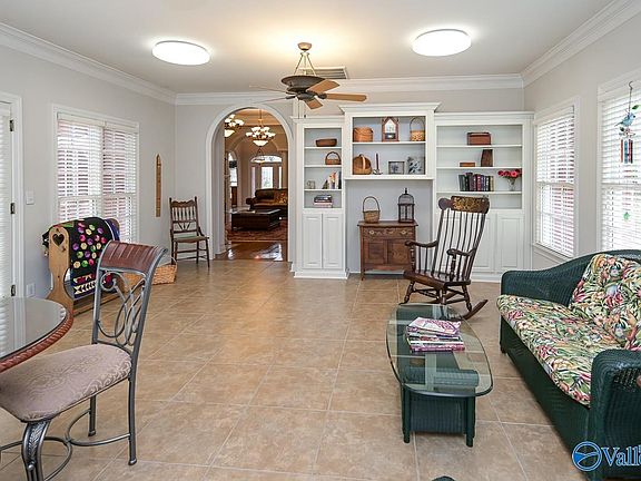 3rd image of 1106 Blackbriar Cir NE