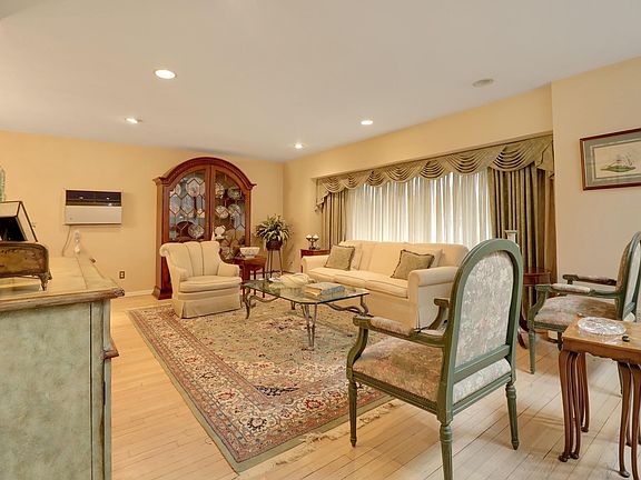 4th image of 33 Beatrice Ln