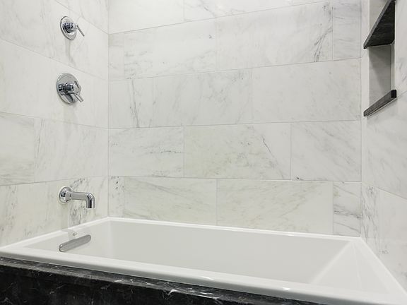Soaker tub