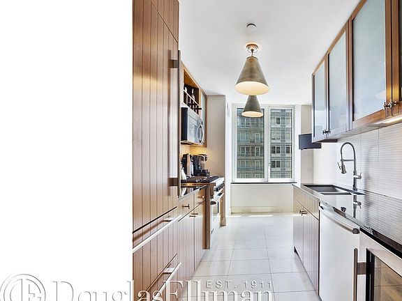 3rd image of 250 E 53rd St APT 1602