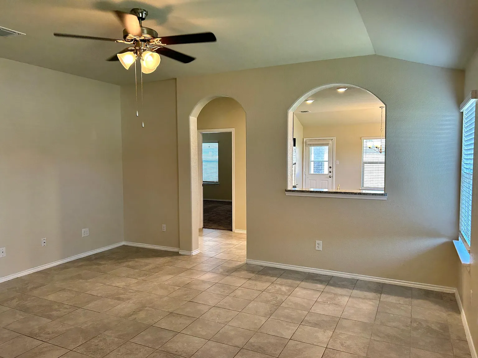 3 bed, 1368 sqft, $1,695 — Photo 3