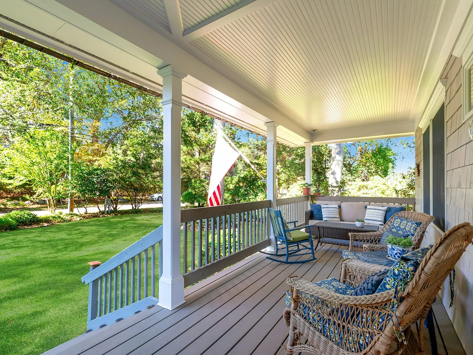 Spacious Home with Covered Porch & Deck Near Beautiful Beach. — Photo 4
