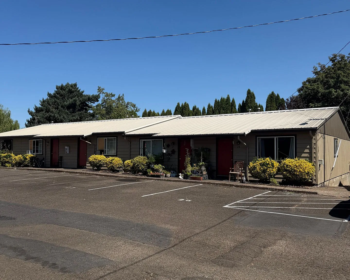 Pinewood Apartments — Photo 1