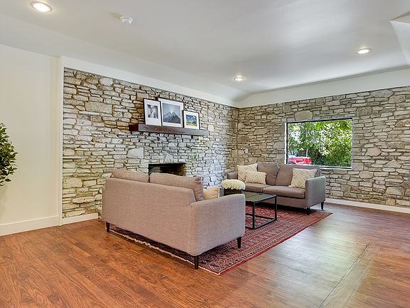 5th image of 130 Mesquite St