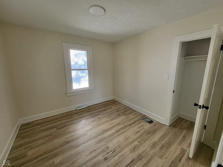 2462 Main St — Photo 8