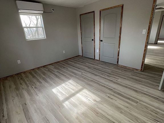 5th image of 106 Washington St