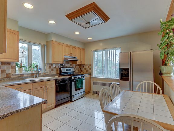 4th image of 21839 Sawyer Ave