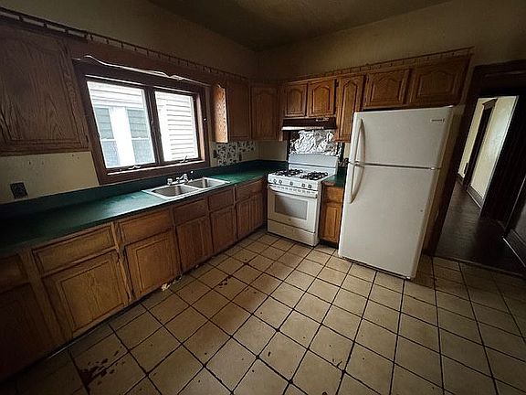 5th image of 265 Breckenridge St