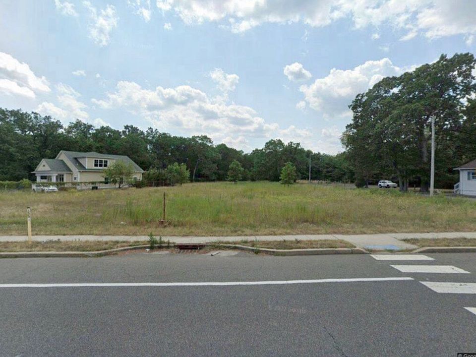 2nd image of 389 Lakehurst Rd