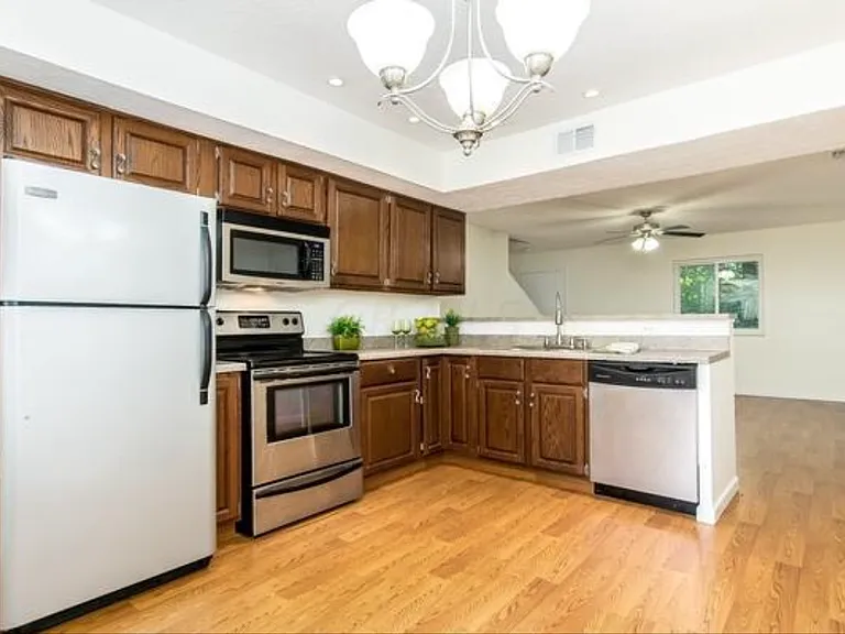 3245 Summerdale Ln — Photo 1