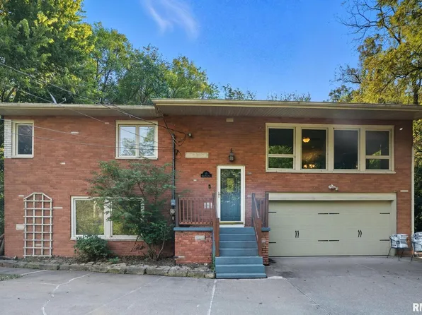 15 Forestview Dr, Coal Valley, IL 61240