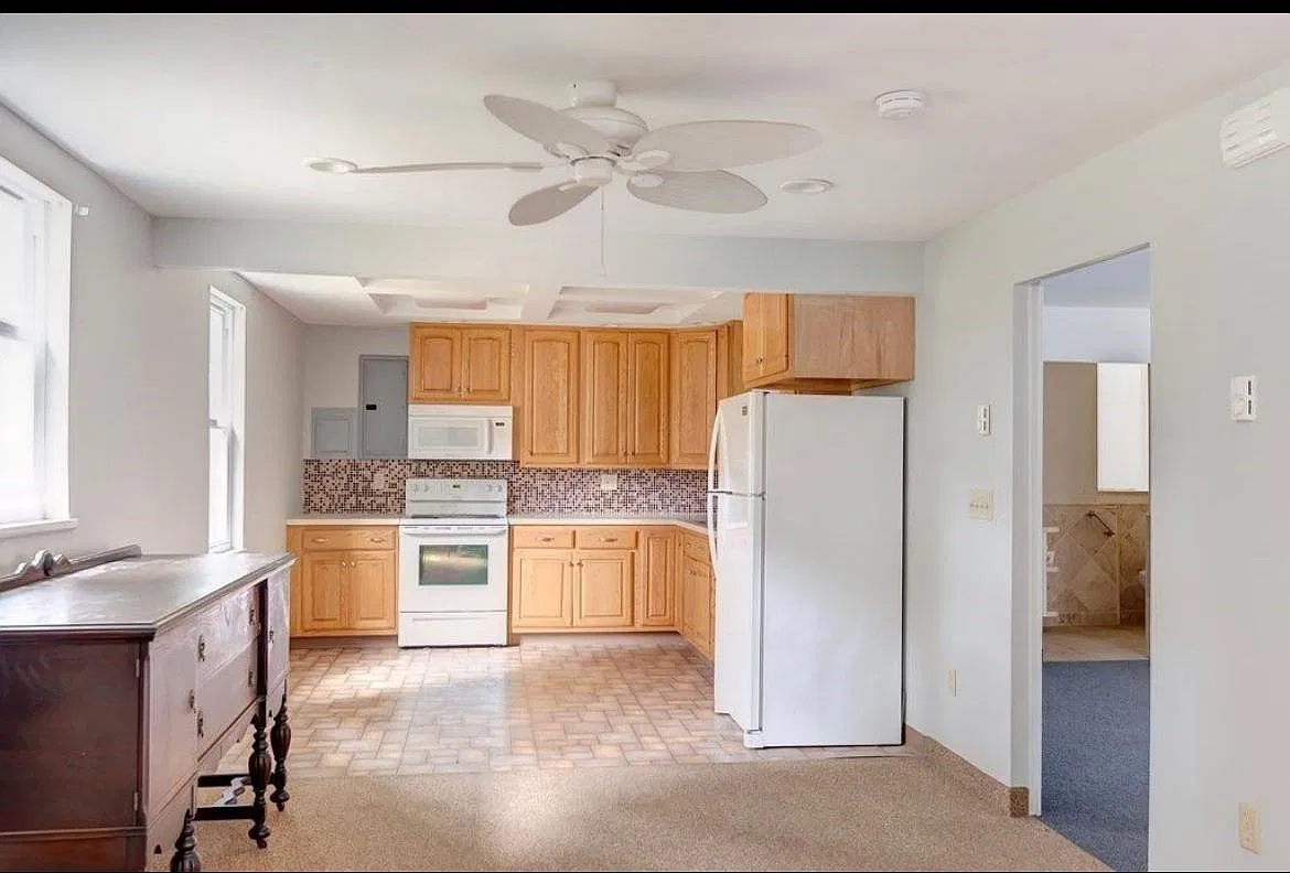 690 Pleasant St — Photo 3