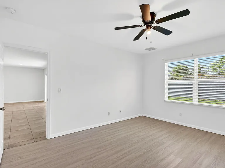 393 SW Tarra Ave — Photo 19