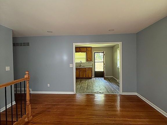 5th image of 1227 Dickinson Rd