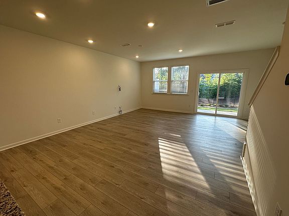 4th image of 166 Parker Ln